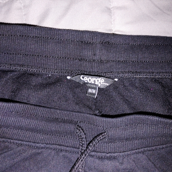 Woman's basic shorts - Picture 3 of 4